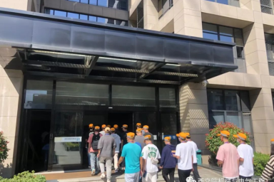 伟德betvlctor1949源于英国2019级学子赴西安华信有限公司参观学习