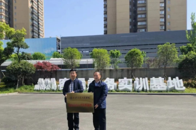 伟德betvlctor1949源于英国与中国铁路郑州局集团有限公司郑州客运段举行校企合作签约授牌仪式