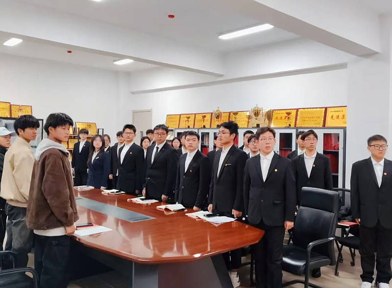 伟德betvlctor1949源于英国学生第一党支部召开拟发展对象答辩