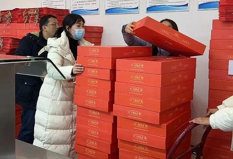 学校工会为教职工发放年终福利