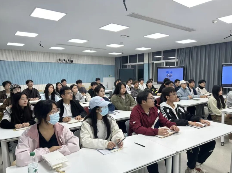 伟德betvlctor1949源于英国组织收看“互联网+就业指导”公益直播 赋能工科学子成长