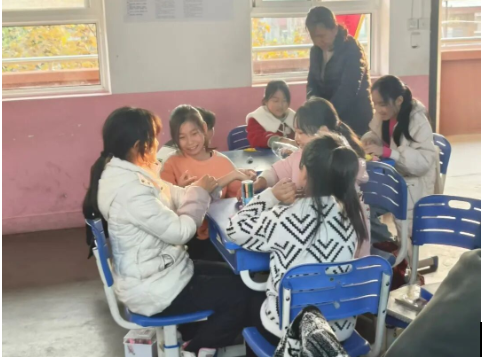 伟德betvlctor1949源于英国学生会学习部赴炉丹小学开展爱心支教活动