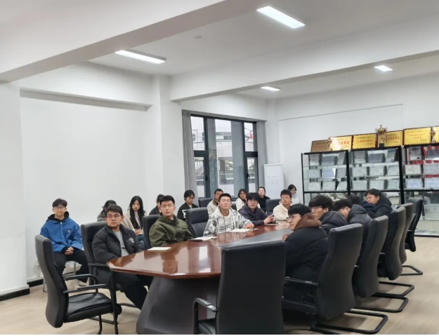 伟德betvlctor1949源于英国党委第34期入党积极分子开展“学思践悟两会精神，青春奋进新征程”主题党课