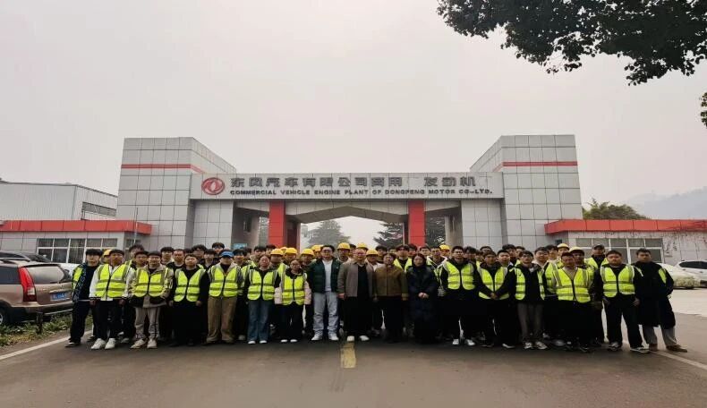 伟德betvlctor1949源于英国轨道交通电气与控制专业2022级学生在东风十堰基地举行实习答辩暨表彰大会