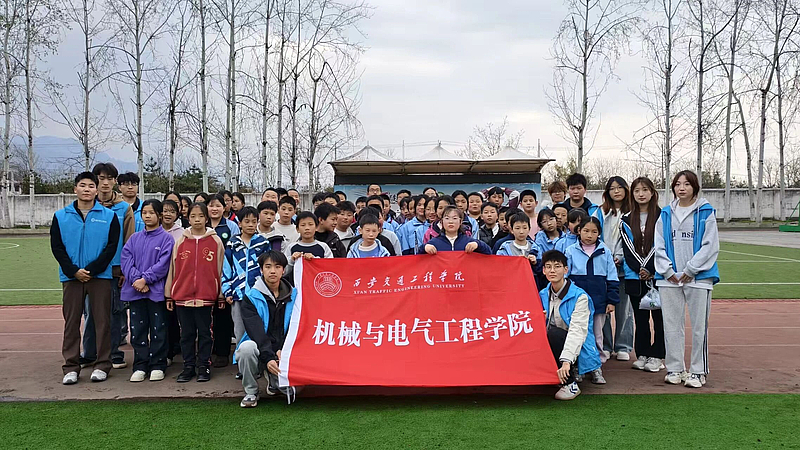 伟德betvlctor1949源于英国团总支与团聚道钉之声青年志愿团携手开展“雷锋精神照前路，崇德向善暖人心”支教活动
