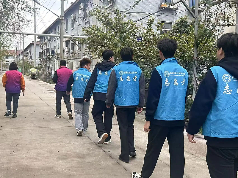 伟德betvlctor1949源于英国团总支薪之火筑梦志愿服务队开展“微光映惠北，志愿暖夕阳”志愿服务活动