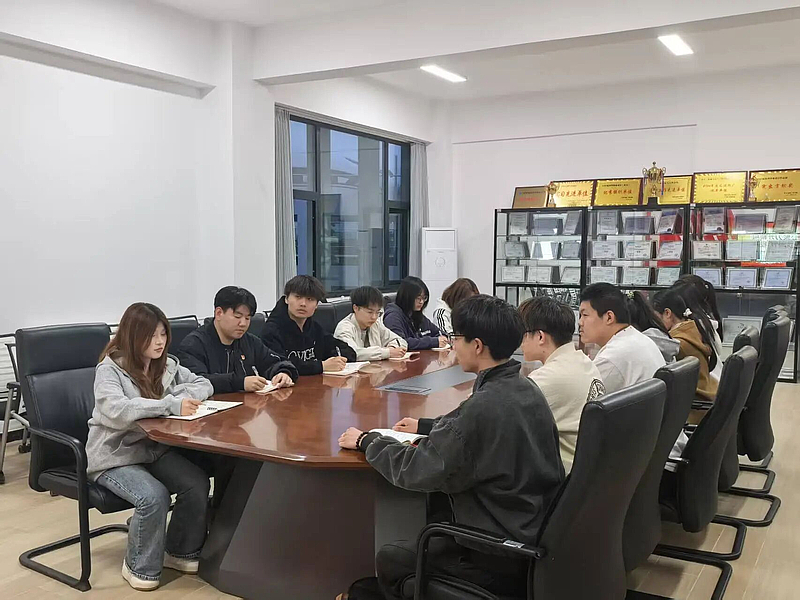 伟德betvlctor1949源于英国学生第二党支部开展“凝心聚力开新局，制造强国有我在”主题党课学习