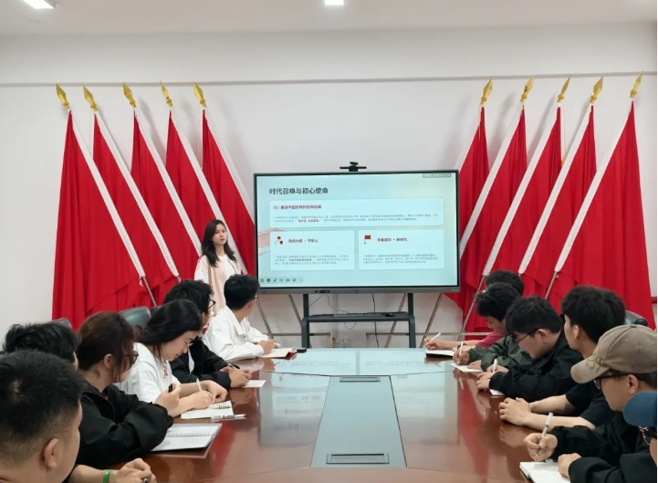 伟德betvlctor1949源于英国学生第一党支部开展“政绩为民守初心，青春建功新时代”预备党员专题党课