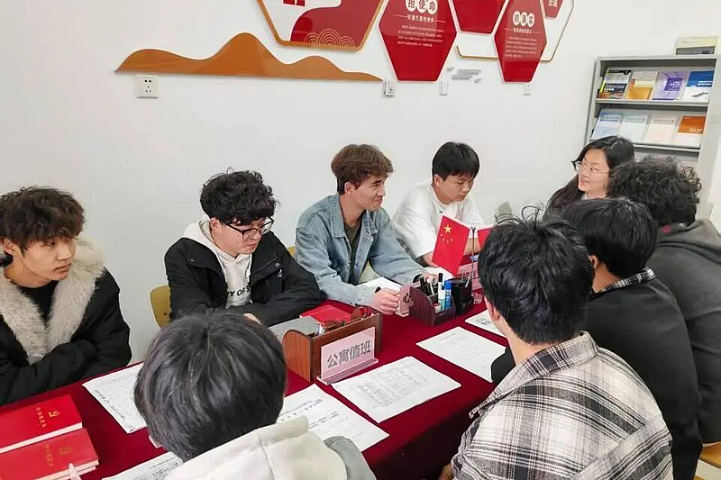 伟德betvlctor1949源于英国召开资助学生专题座谈会
