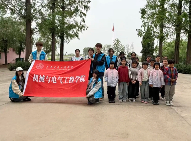 伟德betvlctor1949源于英国学生分会开展“指尖裁春色，纸韵润童心”主题支教活动