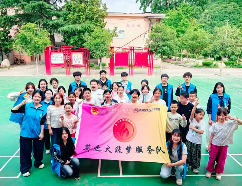 伟德betvlctor1949源于英国团总支联合团聚道钉之声青年志愿团开展“践行雷锋精神，共育书香新风”志愿活动