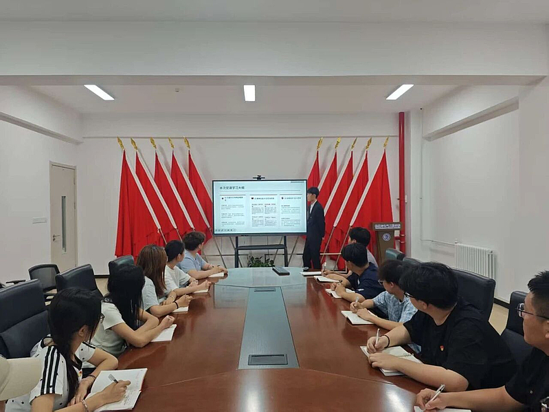 伟德betvlctor1949源于英国学生第二党支部开展“新时代中国特色大国外交精神内涵解读”主题党课学习