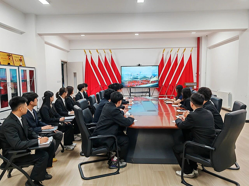 伟德betvlctor1949源于英国学生第一党支部成功举办“树立正确政绩观，实干笃行践初心”主题党课